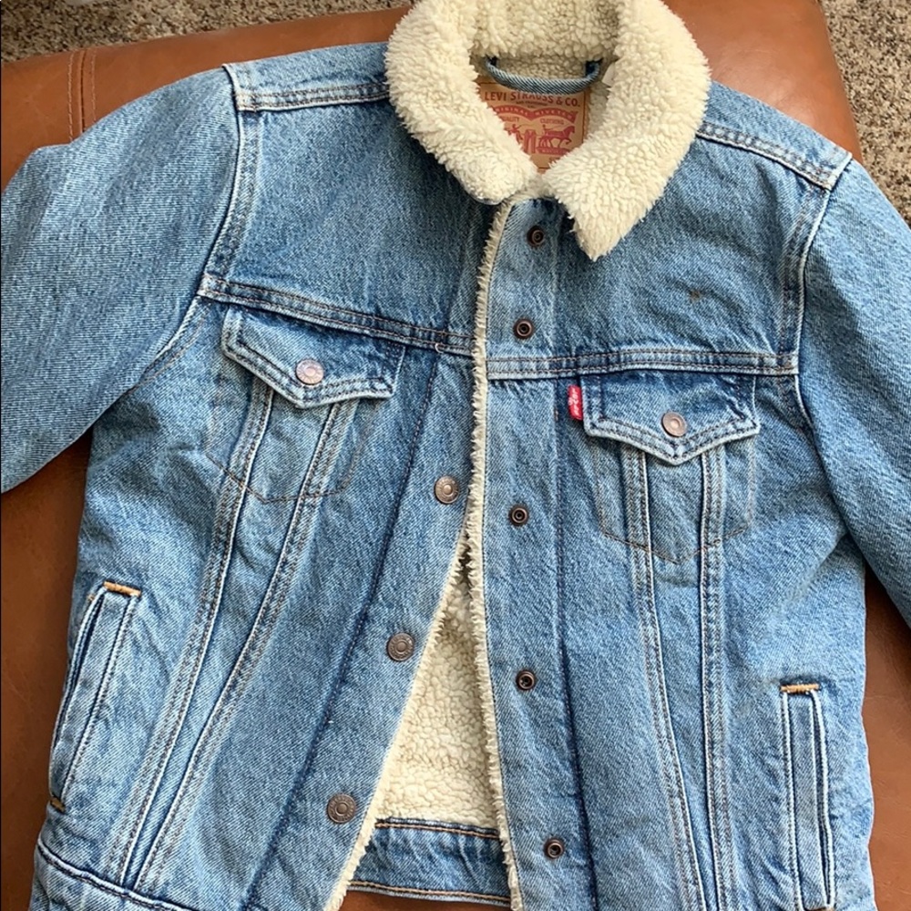 LEVI’S WOMENS SHEPRA TRUCKER DENIM JACKET